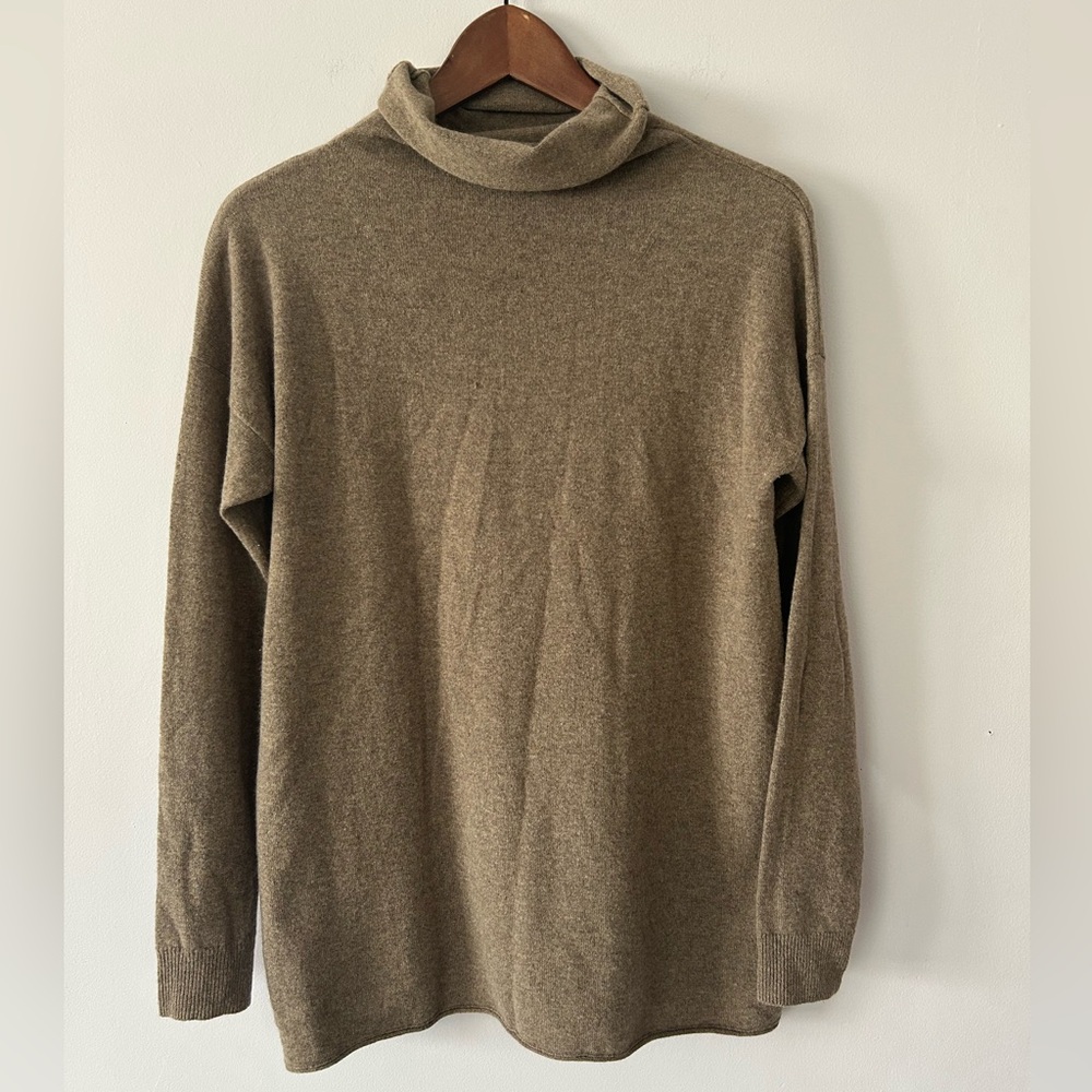 Vince 100% Cashmere Turtleneck Women’s Sweater, XS, Taupe, Like New, 1 flaw
